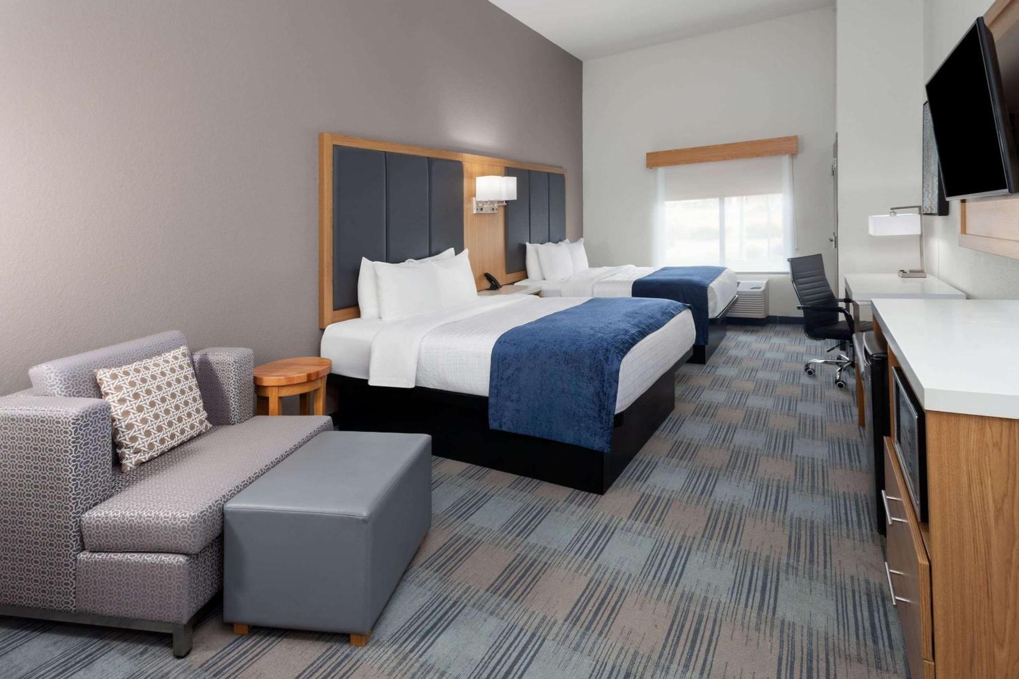 La Quinta Inn & Suites By Wyndham Coralville Iowa City Exterior photo